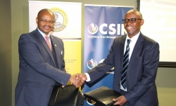 CSIR CEO Dr Thulani Dlamini and Head of SIU Andy Mothibi